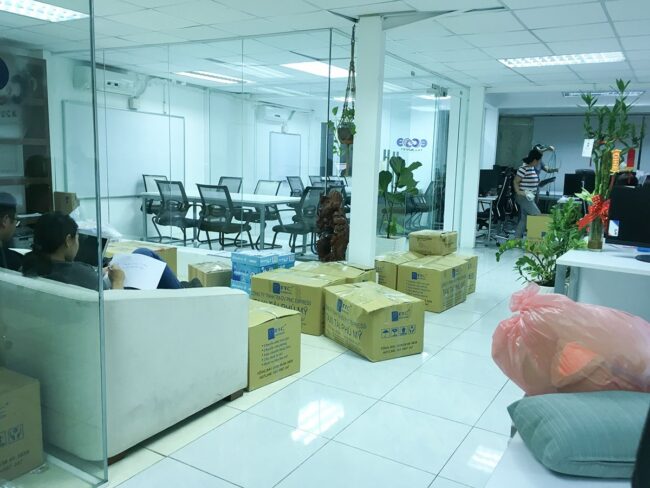 Đồ đạc văn phòng, hàng hóa được đóng gói kỹ càng