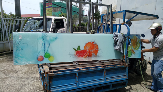 Xe chở kính ốp bếp 3D Kính ốp bếp