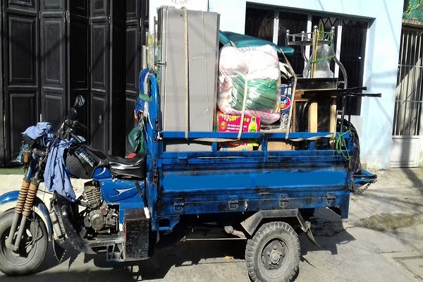 Sử dụng xe ba gác chuyển đồ trong ngõ rất tiện lợi Sử dụng xe ba gác chuyển đồ trong ngõ rất tiện lợi