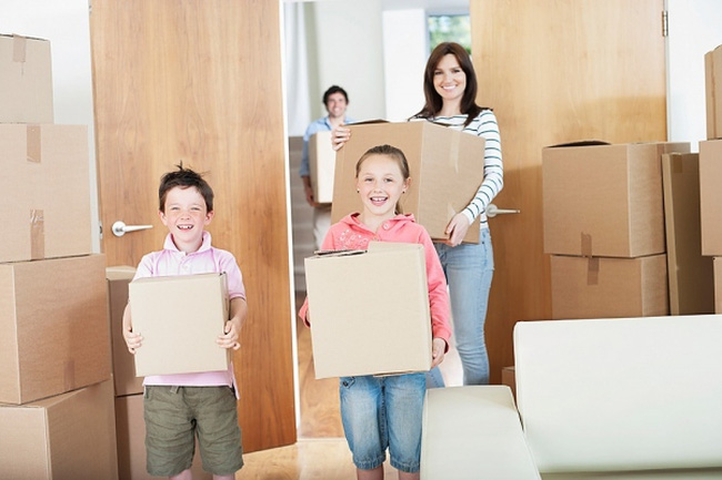Bao bọc đồ đạc cho cẩn thận trước khi vận chuyển. Bao bọc đồ đạc cho cẩn thận trước khi vận chuyển.